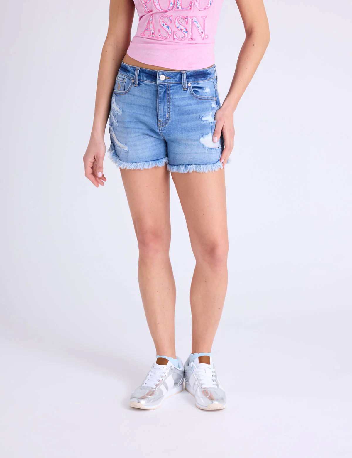 4" MEDIUM WASH EXTREME FRAY SHORTS