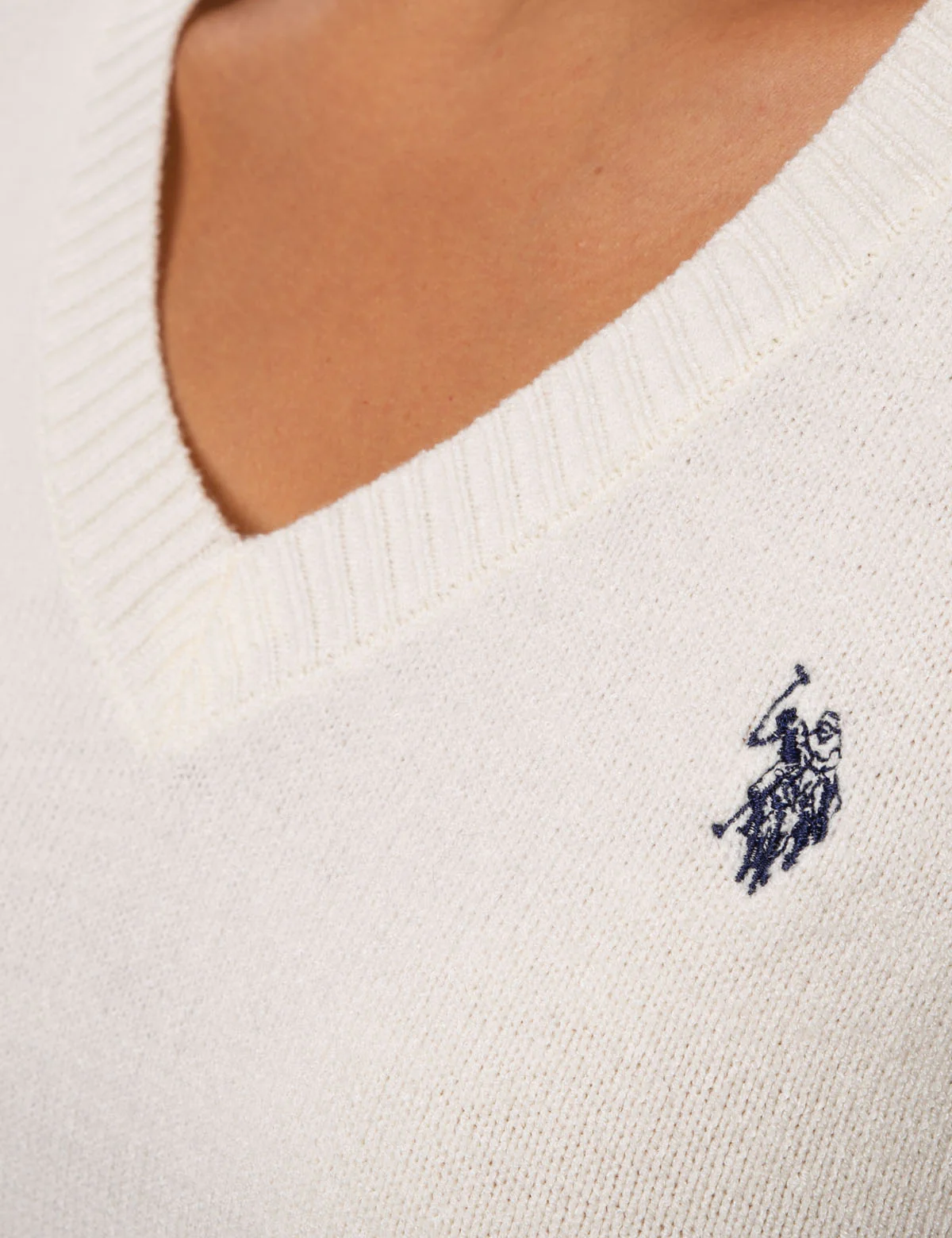 CLASSIC V-NECK SWEATER - Image 17
