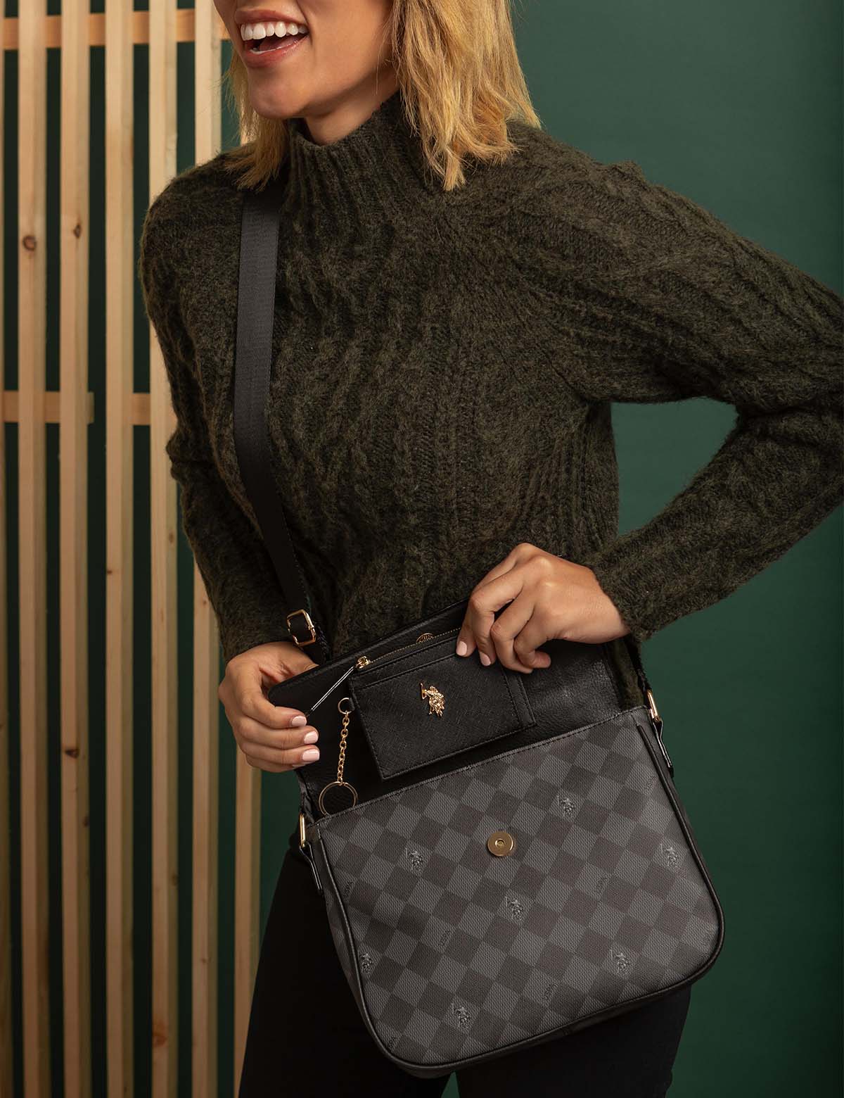 DIAMOND SIGNATURE MESSENGER CROSSBODY BAG - Image 3