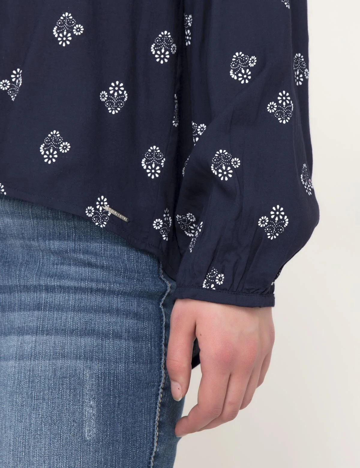 MEDALLION POPOVER SHIRT - Image 7