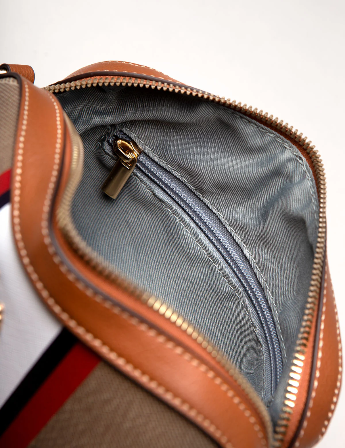 SIGNATURE CROSSBODY BAG - Image 4