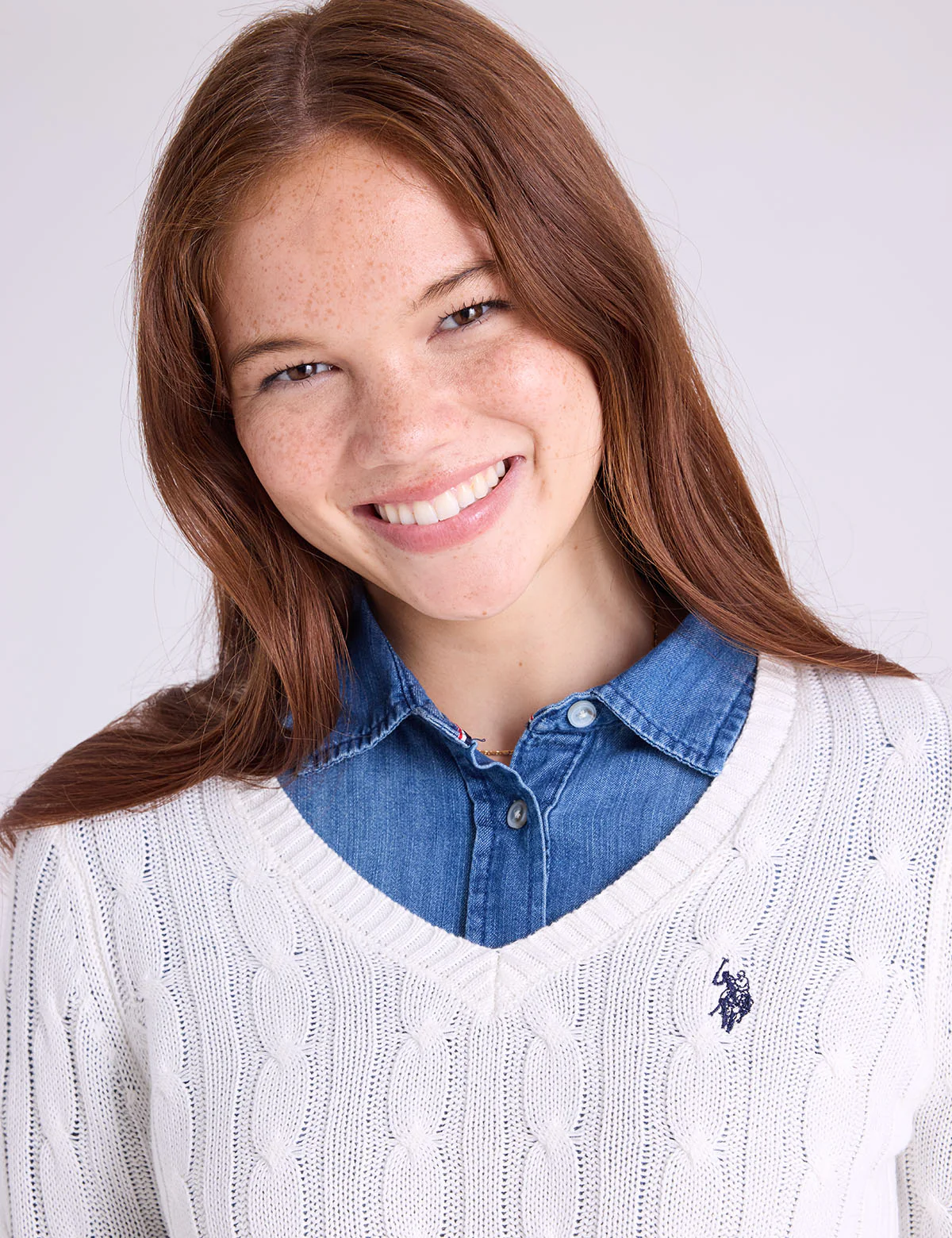 SOFT CABLE V-NECK SWEATER - Image 10