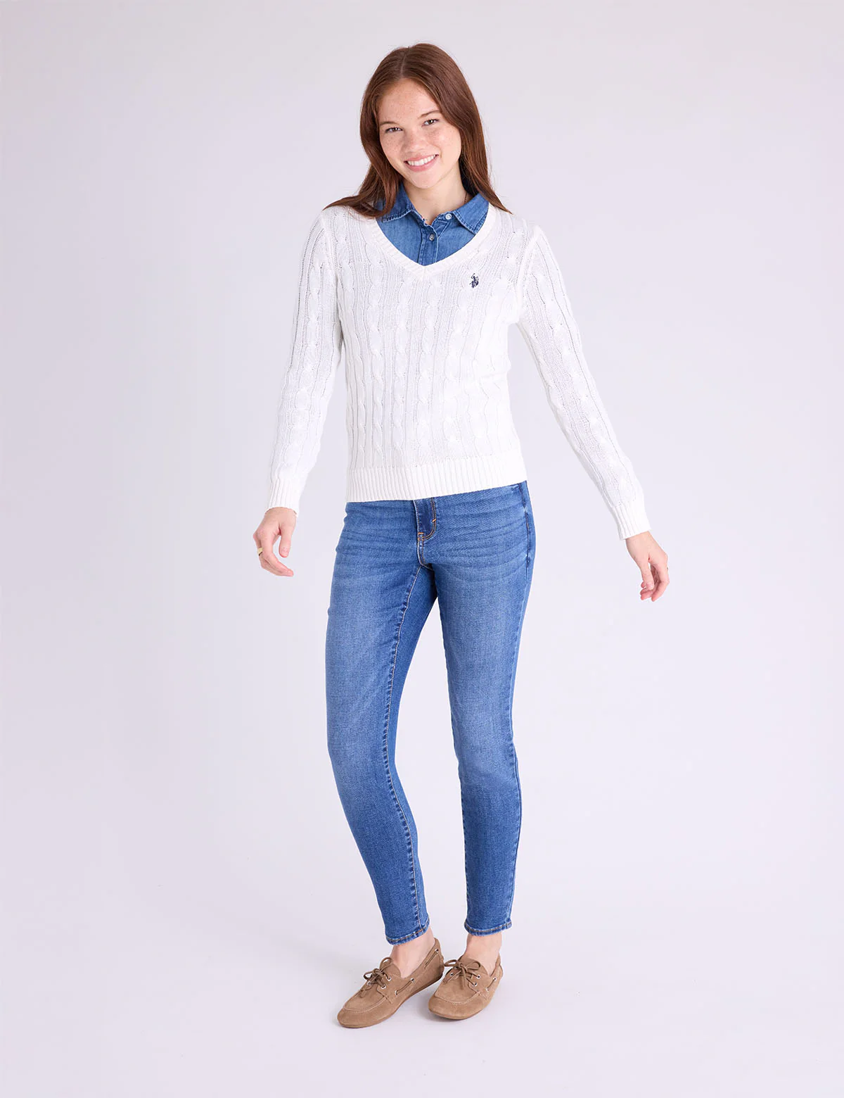 SOFT CABLE V-NECK SWEATER - Image 11